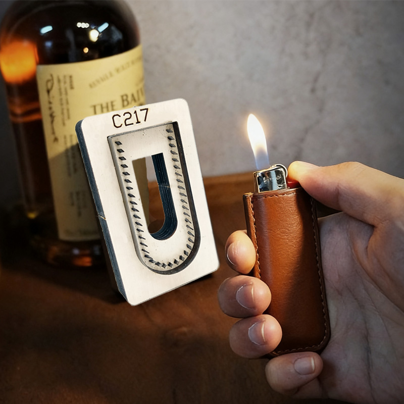 C217 Toothed Edge Lighter Case - огляд і ціна Leatherwork Kit